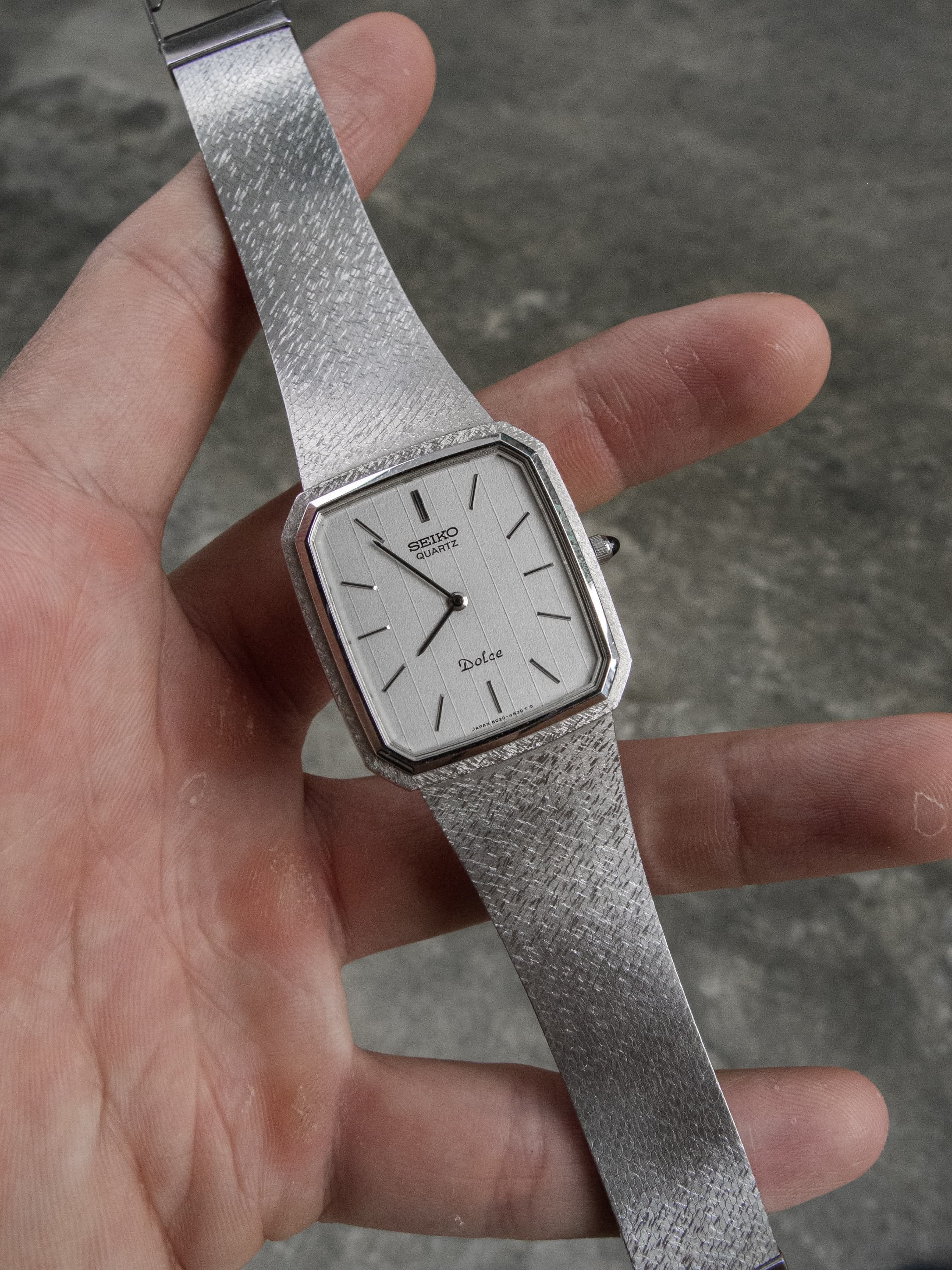 Seiko Dolce vuông bo mặt bạc vân sọc dây lưới